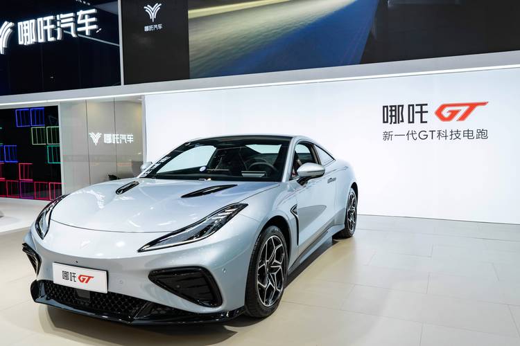 广州335哪吒汽车在智能汽车领域的表现，领途汽车在新能源汽车市场中的影响力